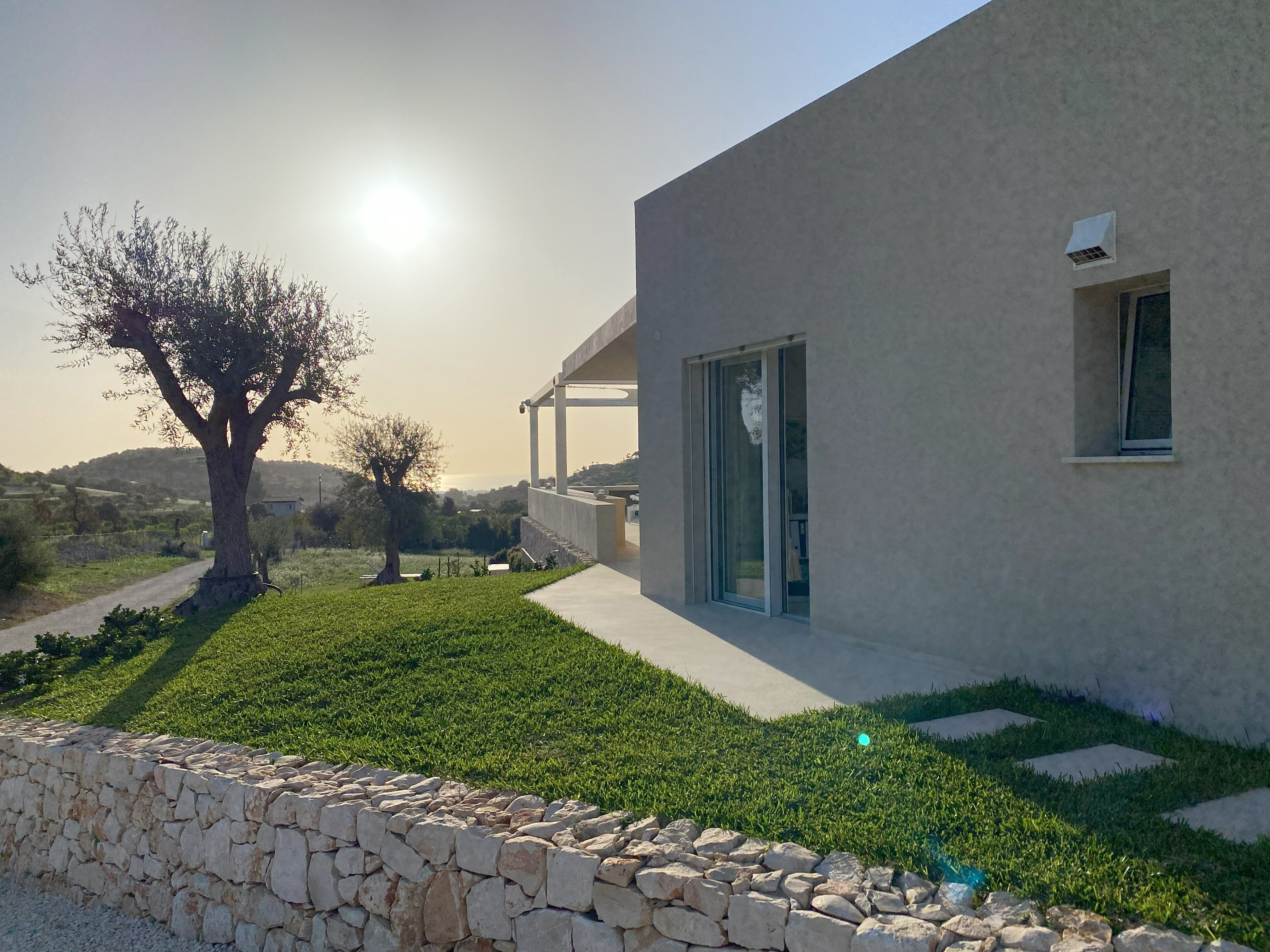 Image d'une maison avec son jardin en Sicile